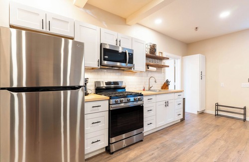 Vista House | 2-Home Family Estate Legoland, Beach, Zoo Sleep 22+ Hilltop Family Mansion