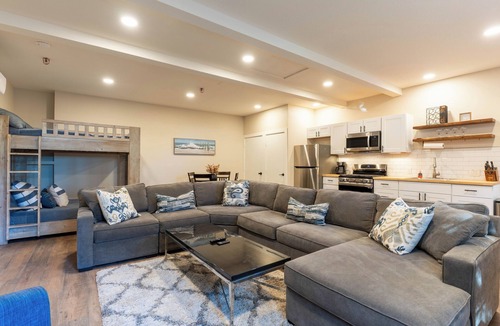 Vista House | 2-Home Family Estate Legoland, Beach, Zoo Sleep 22+ Hilltop Family Mansion