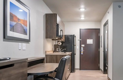 Redding Hotel | 2 Modern Rooms Near Turtle Bay Exploration Park & Downtown Redding