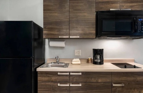 Redding Hotel | 2 Modern Rooms Near Turtle Bay Exploration Park & Downtown Redding