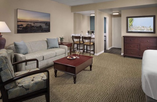 Central Mission Beach Hostel | 2 Resort Studio King, Bahia Resort Hotel, Spa, Family Rooms, Near SeaWorld