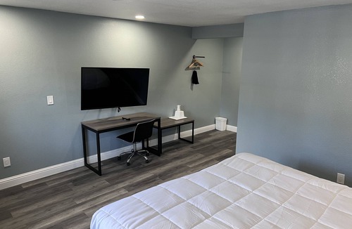 Westside Santa Cruz Hotel | 2 Room Suite - Indoor Pool and Spa - Walk to the Boardwalk