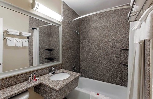 Midway District Hotel | 2-Star Hotel ∙ Travelodge by Wyndham San Diego SeaWorld