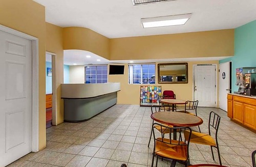 Midway District Hotel | 2-Star Hotel ∙ Travelodge by Wyndham San Diego SeaWorld