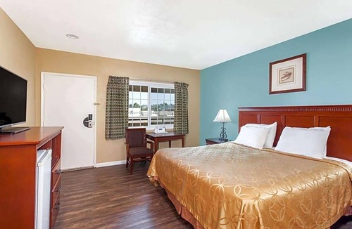 Midway District Hotel | 2-Star Hotel ∙ Travelodge by Wyndham San Diego SeaWorld