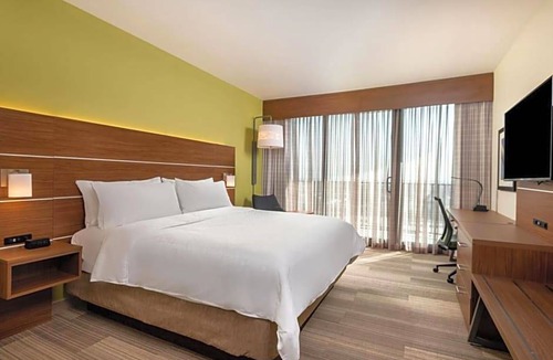 Lyon Street Hotel | 2-Star Hotel ∙ Holiday Inn Express & Suites Santa Ana - Orange County, an IHG Hotel