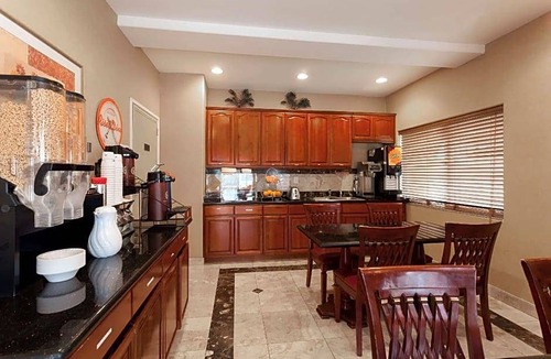 El Rancho Hotel | 2-Star Hotel ∙ Howard Johnson Hotel & Suites by Wyndham Pico Rivera