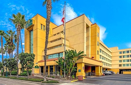 Anaheim Resort Hotel | 2-Star Hotel ∙ La Quinta by Wyndham Anaheim