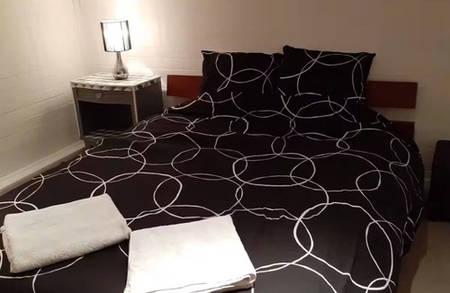 Eysines Bed & Breakfast | 200 meters from the streetcar stop, room with shared bathroom, quiet!