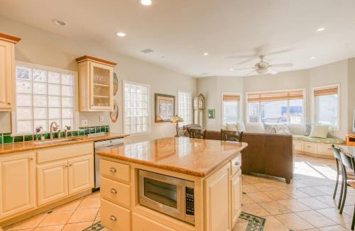 Avalon House | 203D 203 Descanso Ave.