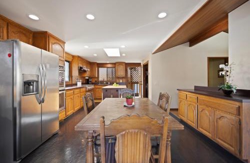 Avalon House | 221W 221 Whittley