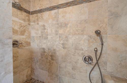 Avalon House | 221W 221 Whittley
