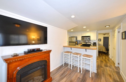 Avalon House | 234CL: Fairweather Cottage, 2 Blocks from Beach, Cute Porch, Fireplace, WIFI - 2