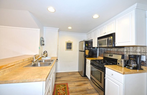 Avalon House | 234CL: Fairweather Cottage, 2 Blocks from Beach, Cute Porch, Fireplace, WIFI - 2