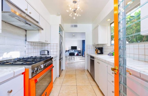 Uptown Design District Apartment | 25% Off July! Amazing Reviews, Pool & Jacuzzi*
