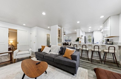 Sierra Tract House | 2543 Knox Avenue cabin