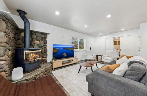 Sierra Tract House | 2543 Knox Avenue cabin