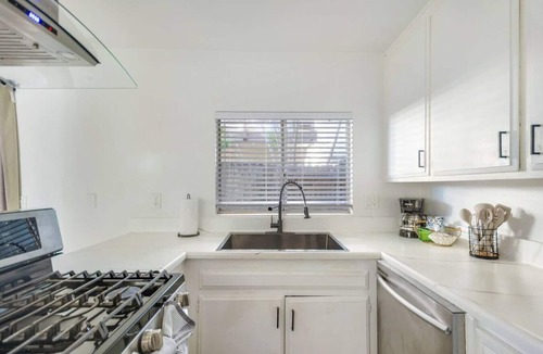 Santa Ana Heights Apartment | 2Bd/2Bth Close To South Coast Plaza | Restaurants