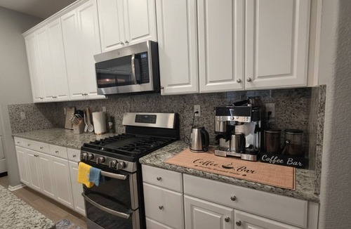 Roseville House | 2bd Beautifully Furnished Executive Suite mid/long stay in Roseville CA