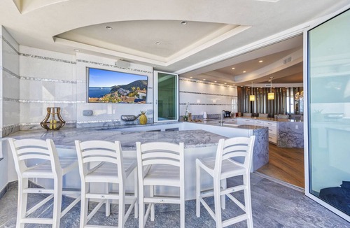 Avalon Condo | 2BD Penthouse Suite, Unobstructed Views in Hamilton Cove (UPPER UNIT), CART & AC