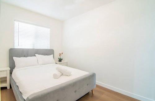 Van Nuys Apartment | 2BR Plus Bonus Room and Pool Access Near Universal Studios