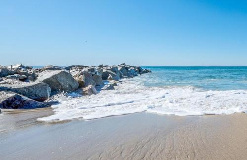 West Newport House | 2Br Renovated Coastal Home W Central Ac Steps From Beach By Beachview Rentals