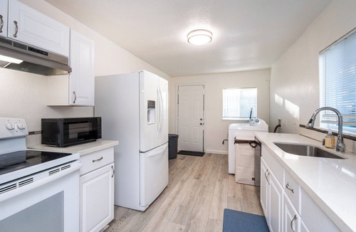 Southeastern Sacramento House | 2BR Single-Family Near Downtown—Pet-Friendly, Fenced, Zoo & Golf Nearby