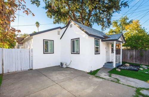Southeastern Sacramento House | 2BR Single-Family Near Downtown—Pet-Friendly, Fenced, Zoo & Golf Nearby