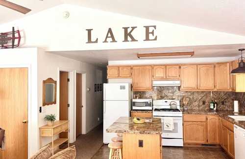 Lake Almanor Country Club Cabin | 3-bedroom home in central location Lake Almanor Country Club, sleeps 8!
