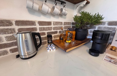 Floral Park House | 3 bedroom Farmhouse Comfort Stylish, Peaceful & Well-Equipped. Close to CHOC.