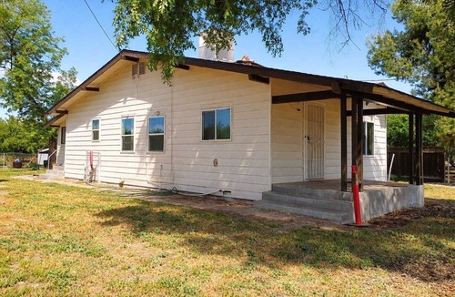 Fresno House | 3-bedroom house in peaceful Fresno with cool AC breeze