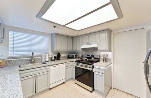 Pumpkin Center House | 3-bedroom house in gorgeous Bakersfield with Balcony & Large Yard