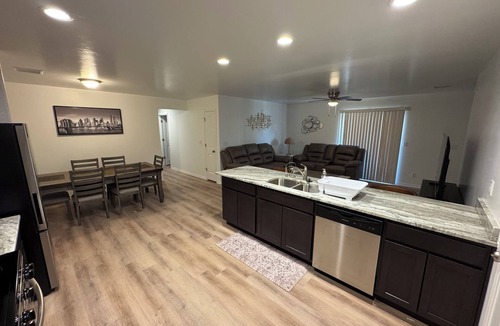Kingman House | 3 bedroom house with AC in charming Kingman Near The Hospital Top restaurants