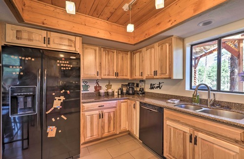 Oak Knoll Village Cabin | 3 Mi to Downtown: Cabin w/Gas Grill in Prescott