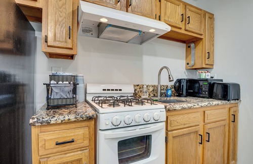 West Los Angeles Apartment | 3 Mi to UCLA: Pet-Friendly Studio Apartment!