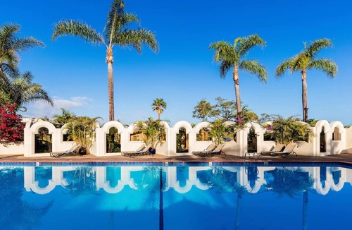 Central Mission Beach Hostel | 3 Partial Bay View Suite Queens, Bahia Resort, On-Site Dining, Game Room, Pool