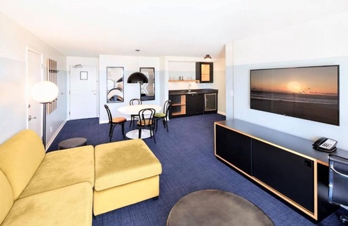 Venice Hotel | 3 Room with Panoramic Views + FREE Breakfast | Unwind in Boutique Beachside