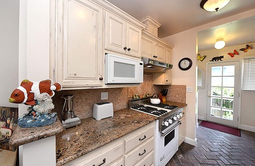 Avalon House | 309CE: Incredible Island Vacation Home, Min Away from Downtown, BBQ, Porch - 309