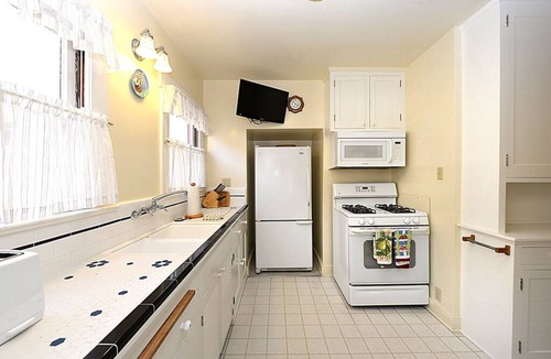 Avalon House | 316CA Lower: Well Cared Home, Lower Half of Duplex, 2.5 Blocks from Downtown, WI