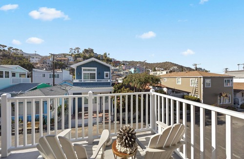 Avalon House | 320E: Townhome 2BR, Balcony Views, Walk to Beach