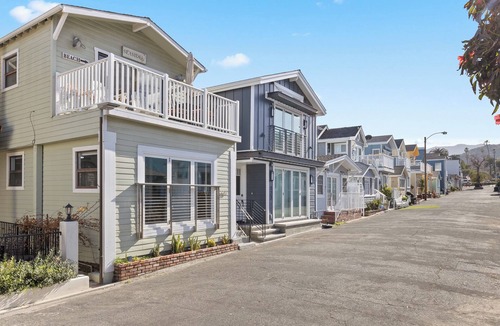 Avalon House | 320E: Townhome 2BR, Balcony Views, Walk to Beach