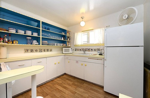Avalon House | 334S: Quaint Catalina Cottage, Large Porch, BBQ, WIFI, Min Away from Beach - 334