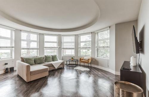 Pico Apartment | 3BR 2BTH Santa Monica Apartment - Pool, Balcony, Near LAX
