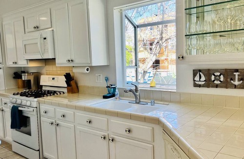 Townsite Condo | 3BR Beachy Condo | Blocks to Beach | Gated Parking
