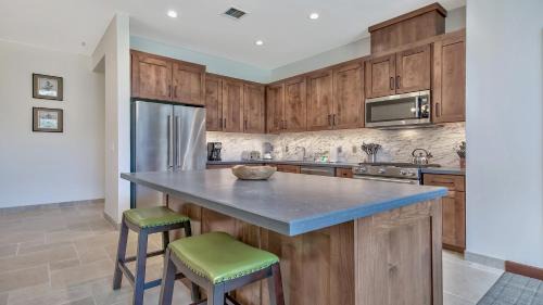 South Lake Tahoe Apartment | 3Br Luxury Residence steps to Heavenly Gondola & Village