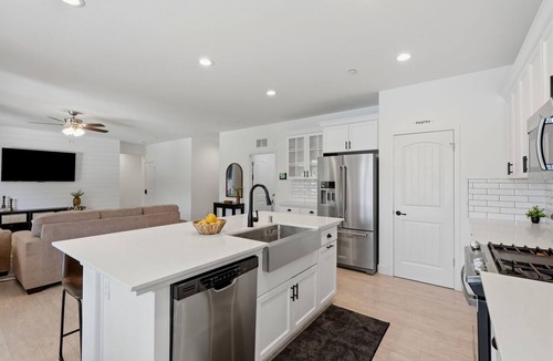 Visalia House | 4+2 with a fenced in pool, large yard, feel right at home!