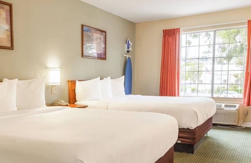 San Clemente Hotel | 4 Accommodations | Near from Pier, Lake, & Beach | 2 Queen Beds | Free Parking