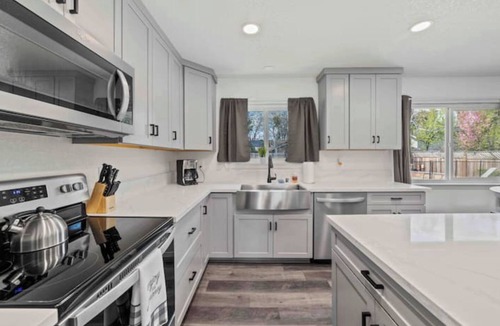 Yuba City House | 4-bedroom house w/4th room as private separate suite w/POOL
