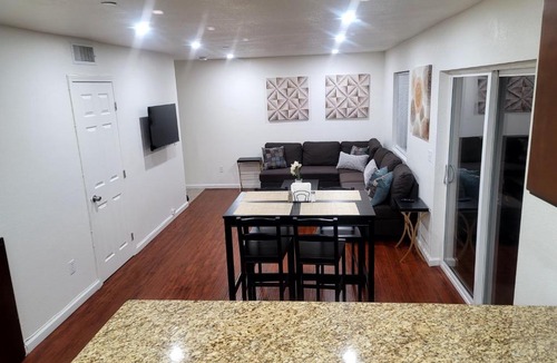 Mid-Wilshire Apartment | 4 Bedrooms & 2.5 Bathrooms in LA
