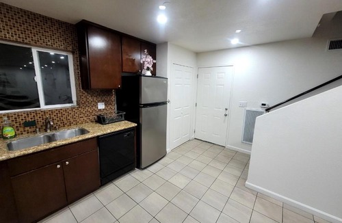 Mid-Wilshire Apartment | 4 Bedrooms & 2.5 Bathrooms in LA